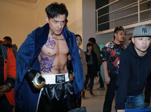 娱乐圈男神秀肌肉哪家强？吴京胡歌霸气，网友：鹿晗在搞笑？