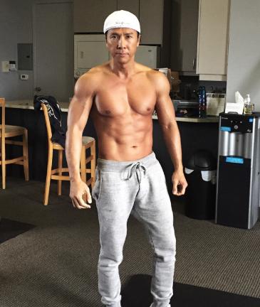 娱乐圈男神秀肌肉哪家强？吴京胡歌霸气，网友：鹿晗在搞笑？