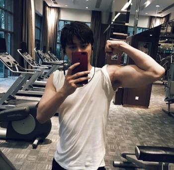 娱乐圈男神秀肌肉哪家强？吴京胡歌霸气，网友：鹿晗在搞笑？