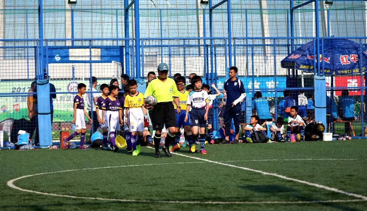 人工足球场的施工步骤_室内人工足球赛规则_足球室内比赛