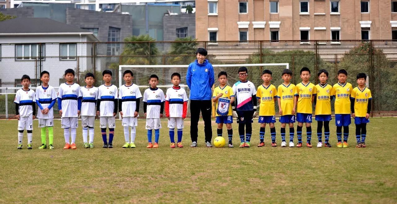 足球室内比赛_室内人工足球赛规则_人工足球场的施工步骤