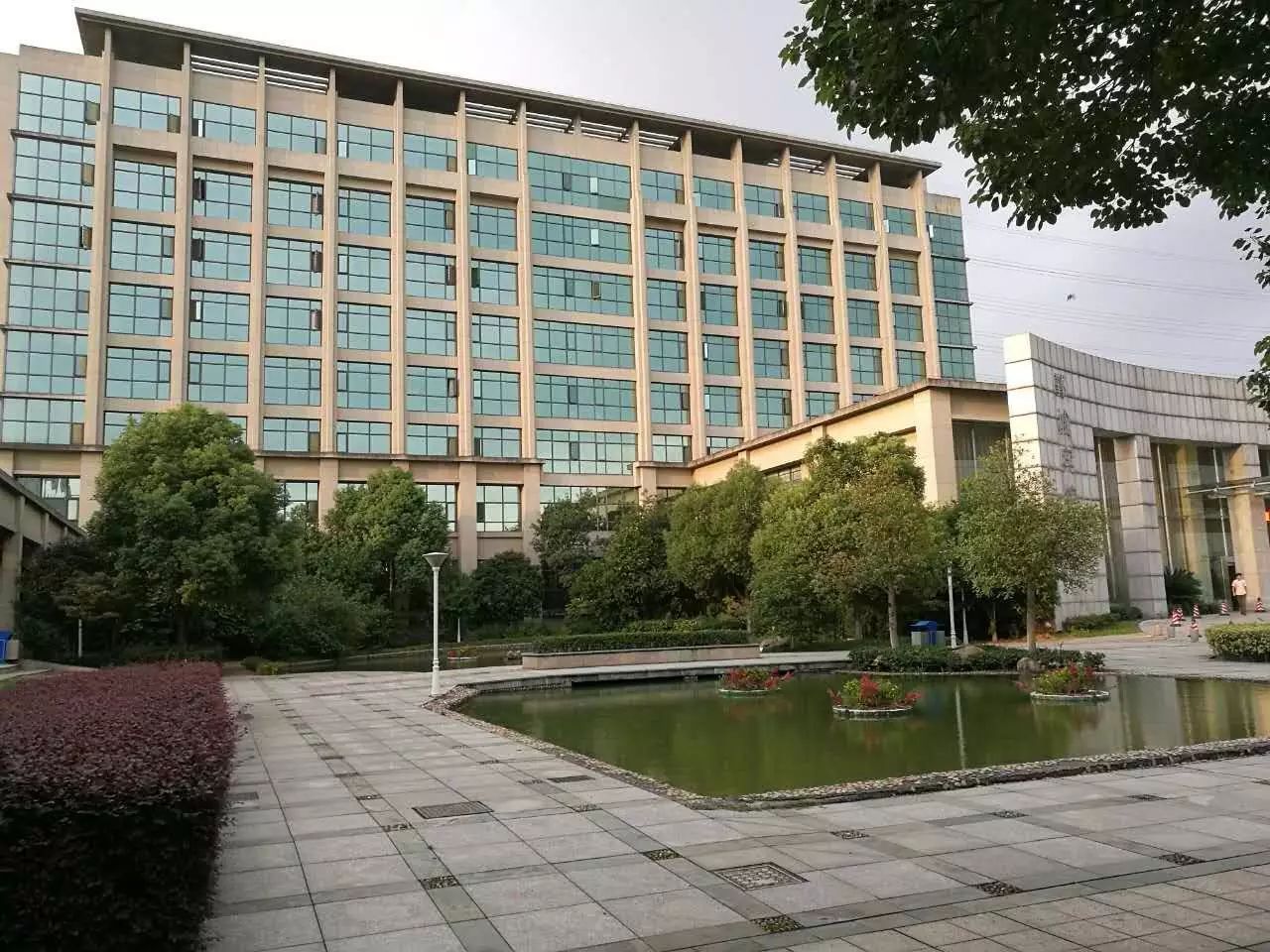 人工足球场的施工步骤_室内人工足球赛规则_足球室内比赛