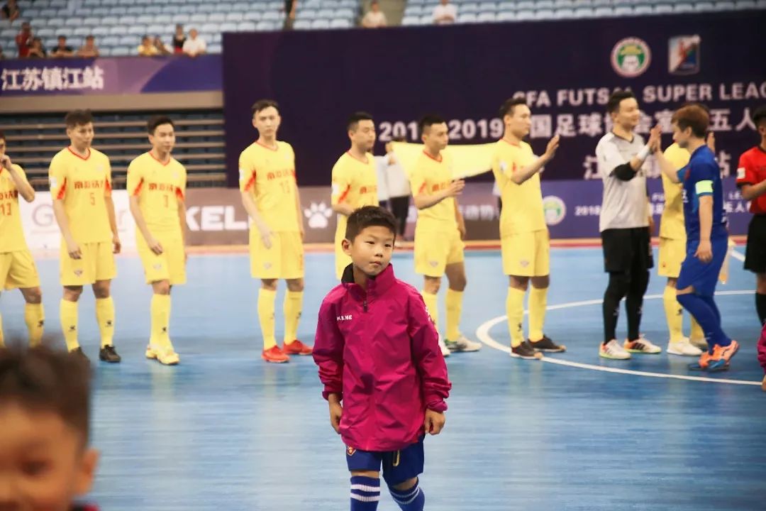 室内人工足球赛规则_人工足球场技术要求_人工足球场的施工步骤