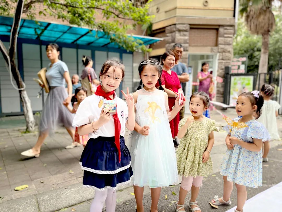 趣味童年贴纸画生活图片_童年粘贴画_童年趣味生活贴纸怎么画