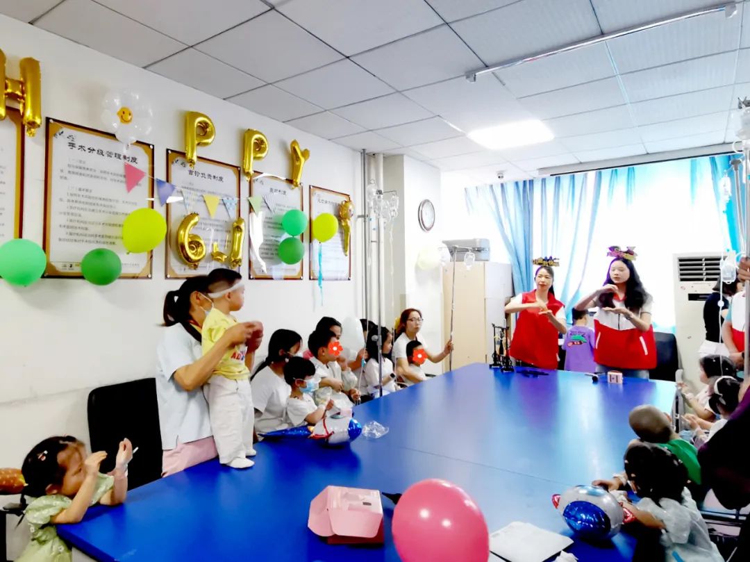 童年粘贴画_童年趣味生活贴纸怎么画_趣味童年贴纸画生活图片