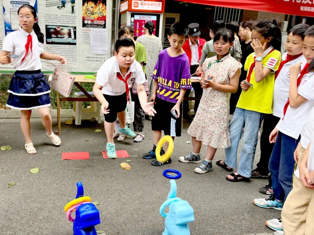 趣味童年贴纸画生活图片_童年粘贴画_童年趣味生活贴纸怎么画