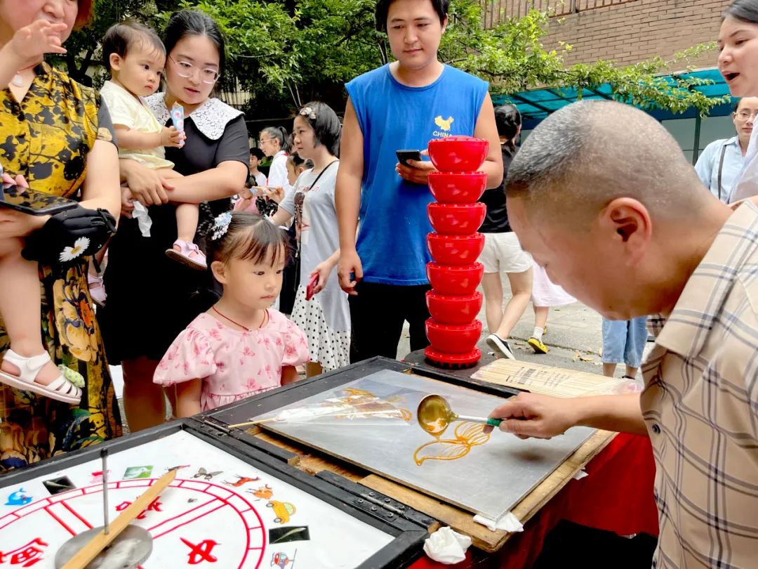 童年粘贴画_童年趣味生活贴纸怎么画_趣味童年贴纸画生活图片