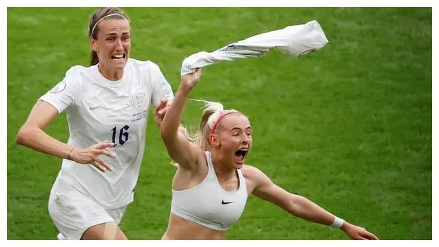 足球裁判怎么称呼_足球裁判的依据是什么_足球8人裁判规则是什么