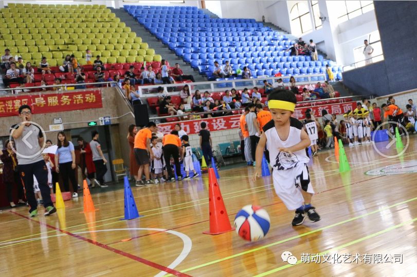 篮球换手算不算合球_篮球规则拿球换手_篮球如何换手