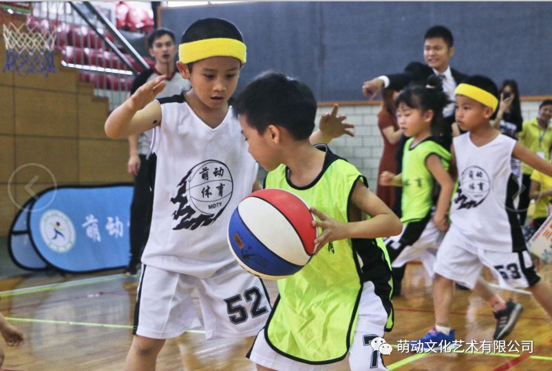 篮球如何换手_篮球规则拿球换手_篮球换手算不算合球