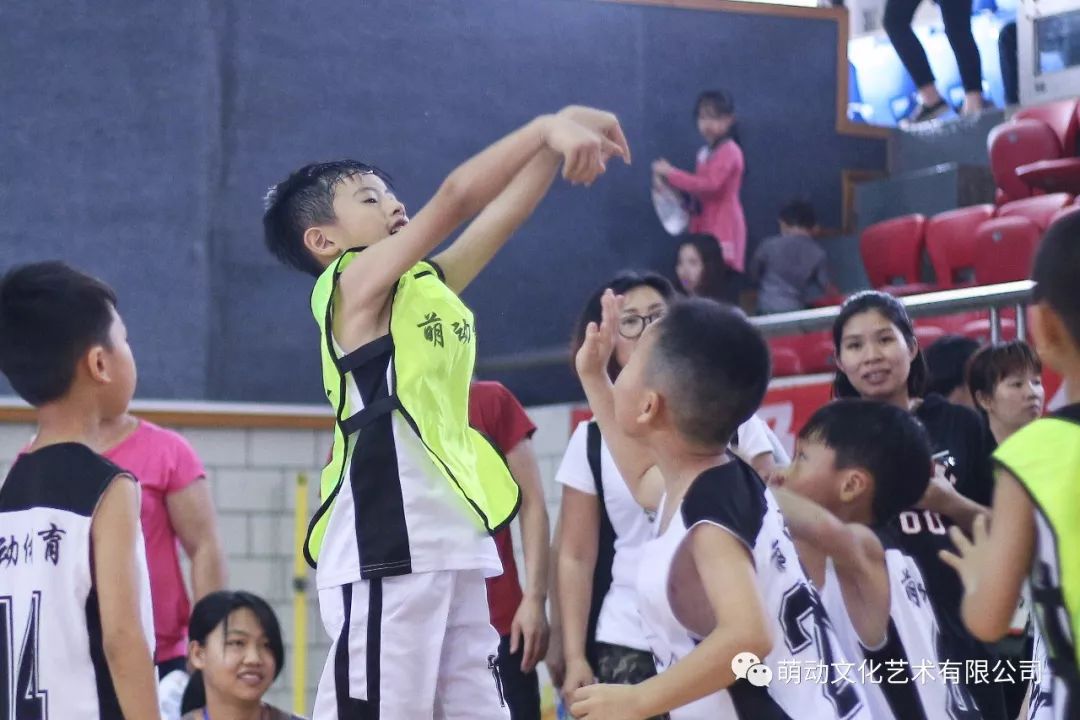 篮球换手算不算合球_篮球如何换手_篮球规则拿球换手