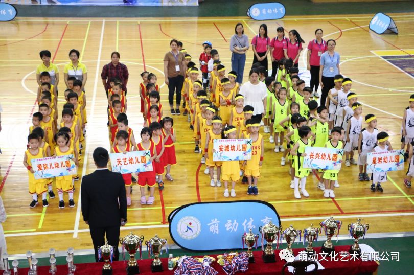 篮球如何换手_篮球换手算不算合球_篮球规则拿球换手