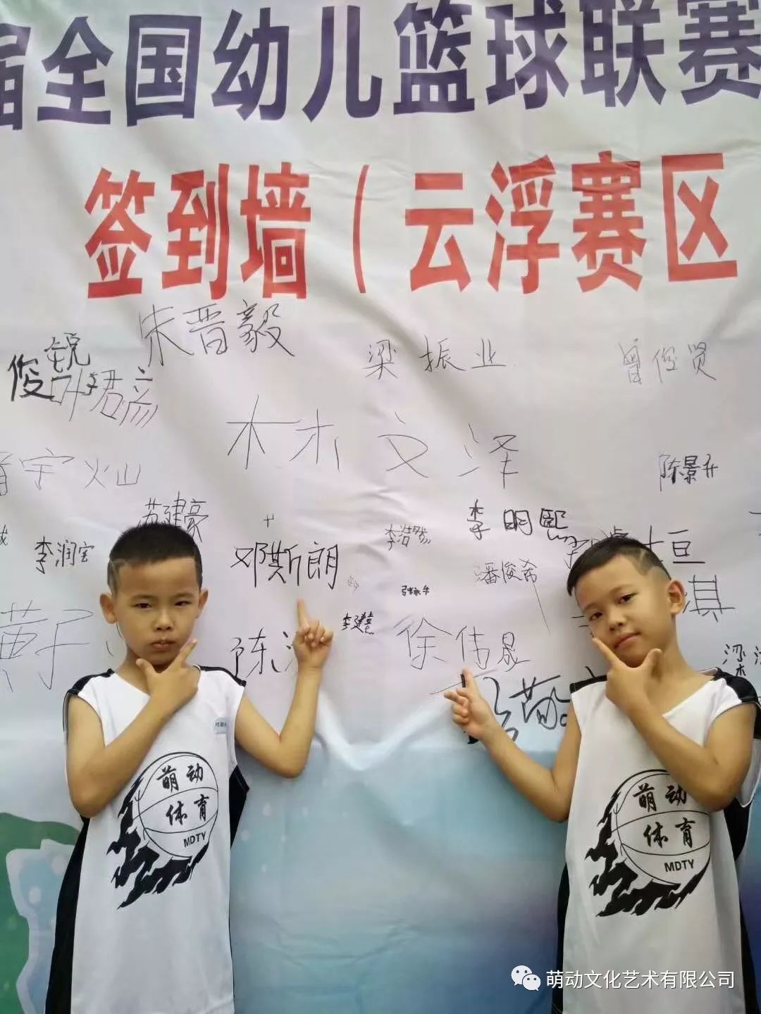 篮球换手算不算合球_篮球规则拿球换手_篮球如何换手