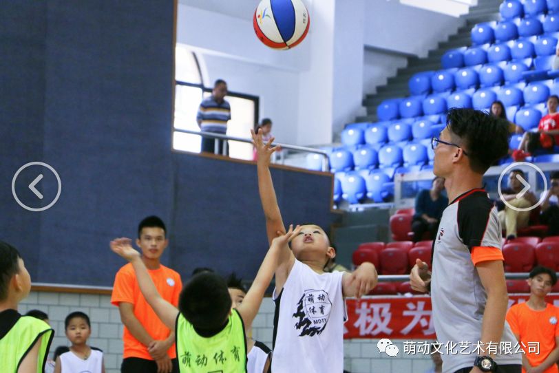 篮球换手算不算合球_篮球规则拿球换手_篮球如何换手