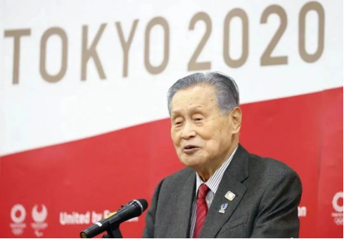 前举重冠军街头卖艺_举重冠军街头乞讨_举重冠军流落街头