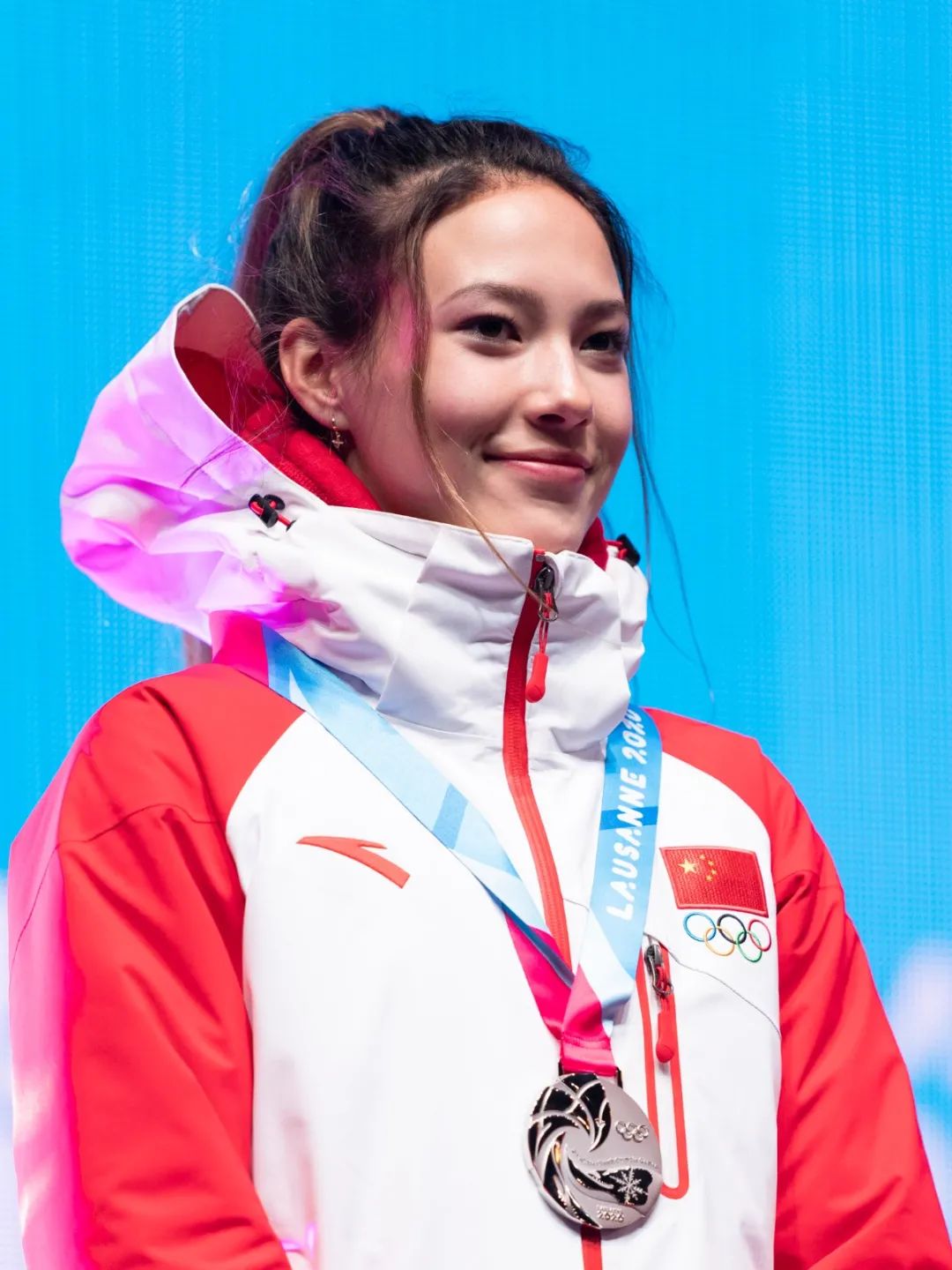 举重运动员街头卖艺_前举重冠军街头卖艺_举重冠军流落街头