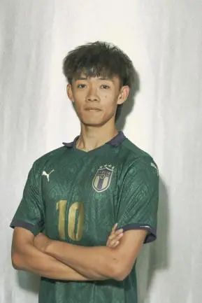 足球男孩儿_男孩足球比赛冠军_足球男孩冠军比赛图片