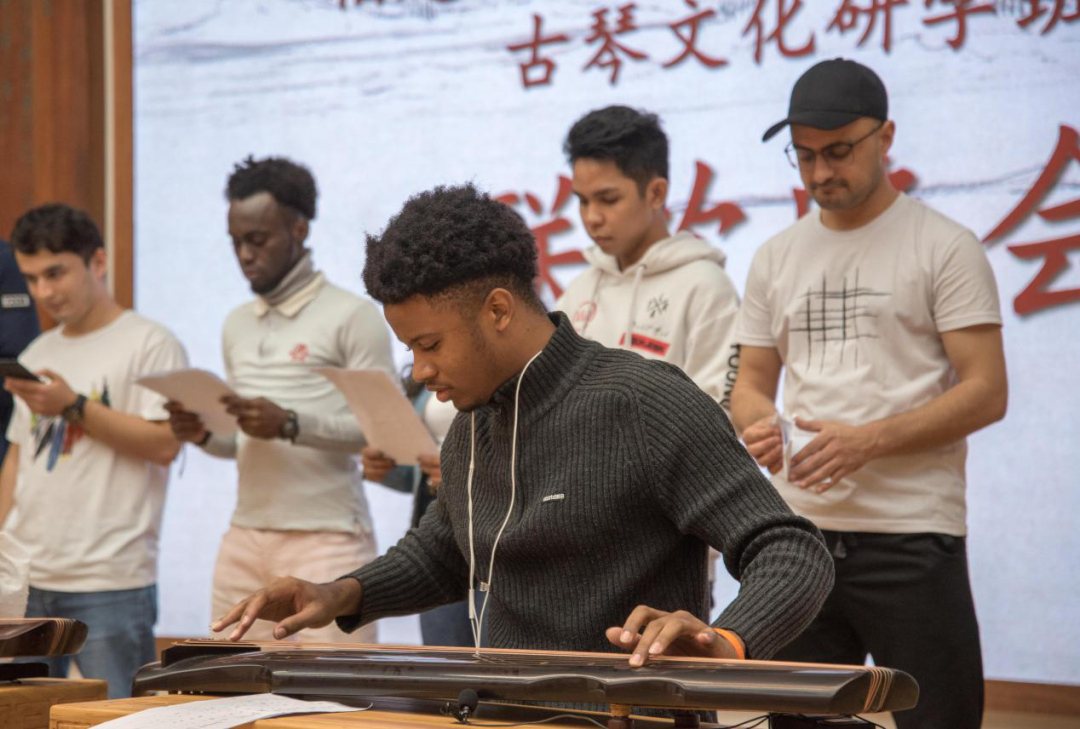 男孩足球比赛冠军_足球男孩儿_足球男孩冠军比赛图片