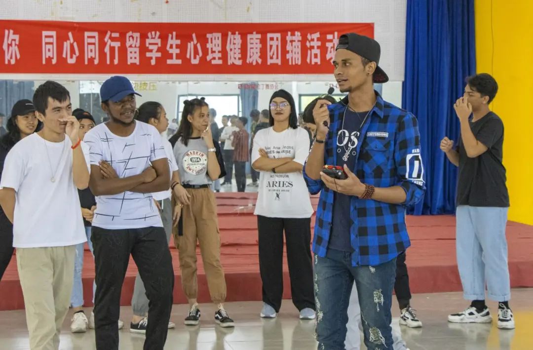 男孩足球比赛冠军_足球男孩儿_足球男孩冠军比赛图片