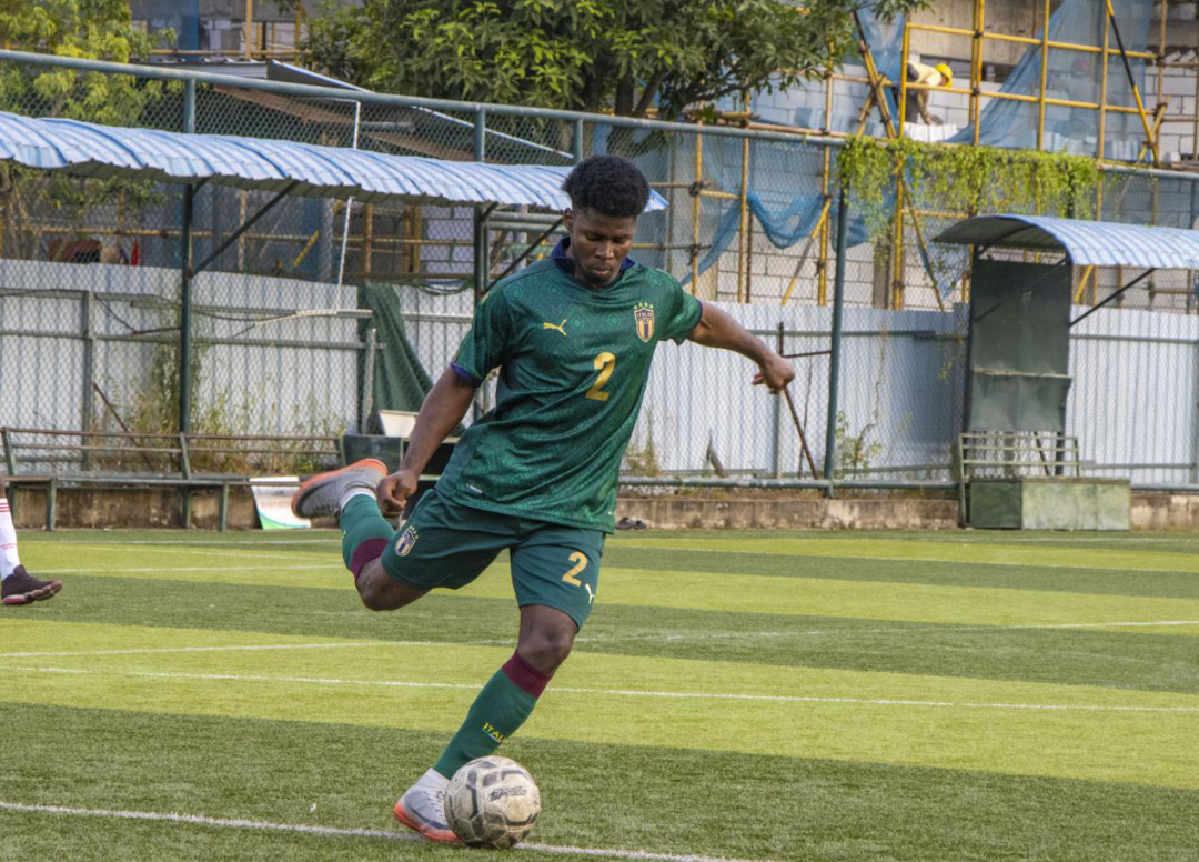 足球男孩冠军比赛图片_男孩足球比赛冠军_足球男孩儿