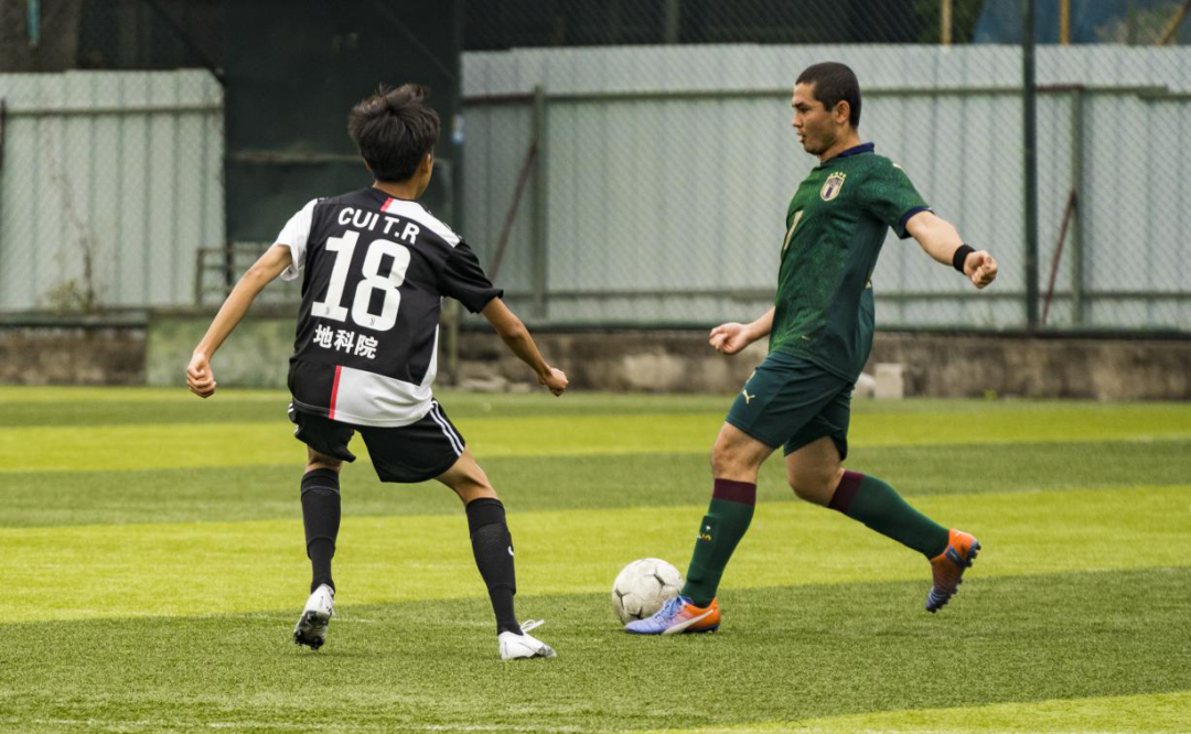 足球男孩冠军比赛图片_男孩足球比赛冠军_足球男孩儿