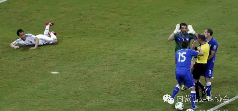 守门员扑救动图_足球守门员扑救5球规则_守门员经典扑救视频