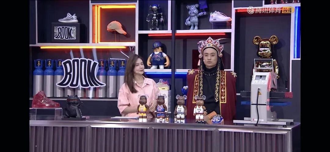 今年篮球总冠军衣服_蓝色球衣冠军最多_篮球冠军t恤