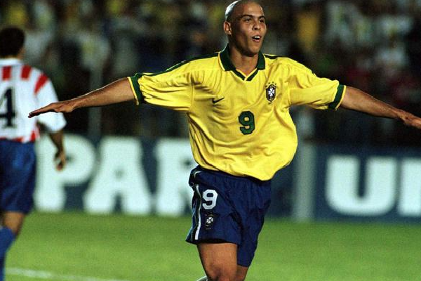 足球队获得冠军_足球运动员冠军是谁_最多冠军的足球运动员