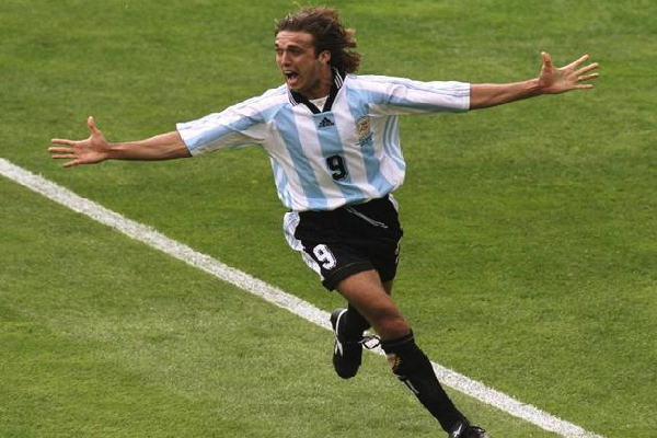 足球运动员冠军是谁_最多冠军的足球运动员_足球队获得冠军