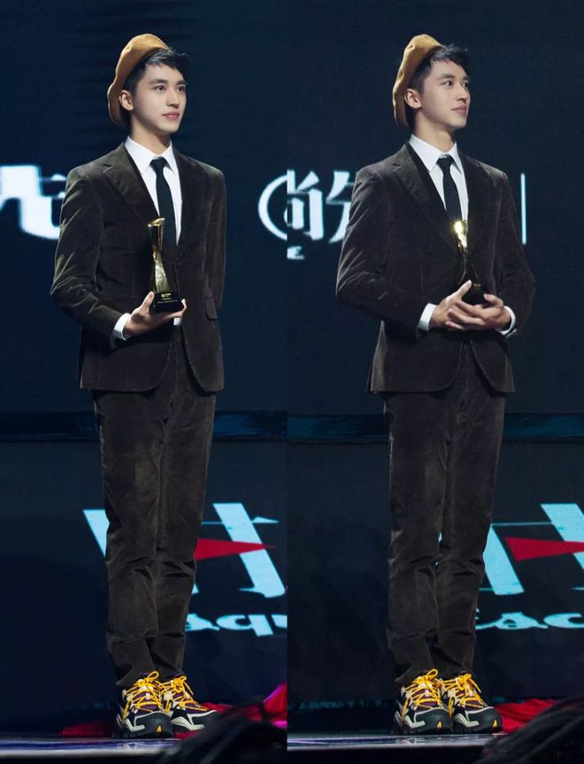 西服搭运动鞋_运动搭西服_西服搭运动裤