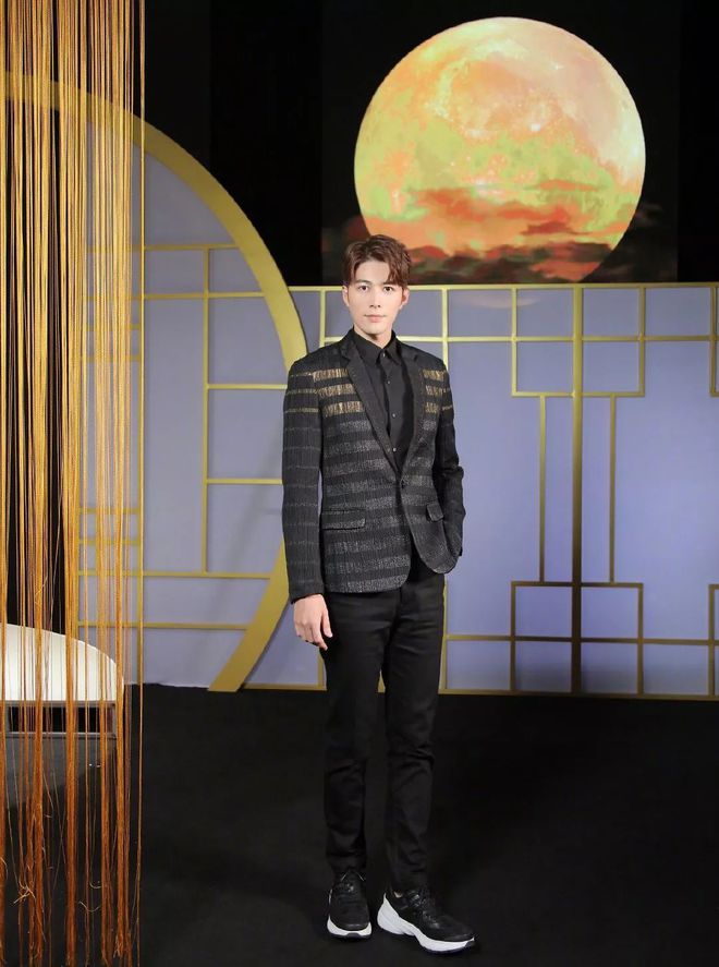 西服搭运动鞋_运动搭西服_西服搭运动裤