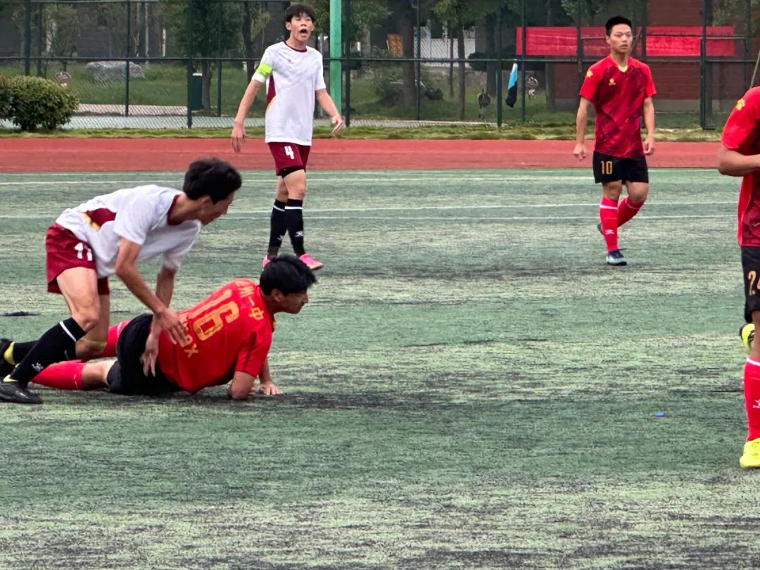 校园足球联赛冠军_校园足球冠军奖杯_足球校园冠军奖杯图片