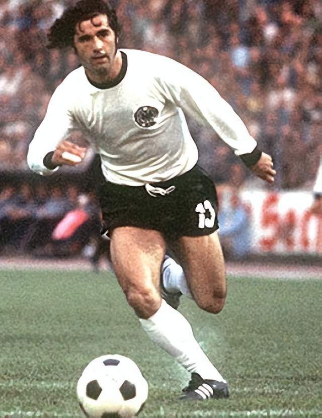 足球球员冠军排行榜_足球谁是冠军_冠军足球球员搭配