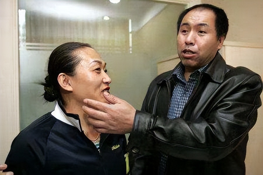 举重冠军沦落街头_举重冠军去搓澡_沦落成搓澡的举重冠军