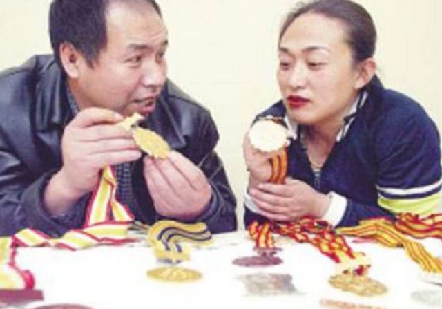 举重冠军沦落街头_沦落成搓澡的举重冠军_举重冠军视频