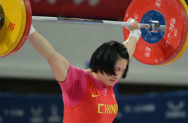 举重冠军沦落街头_沦落成搓澡的举重冠军_举重冠军视频