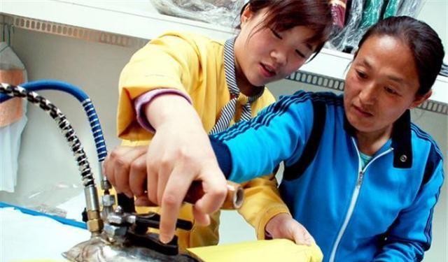 举重冠军邹春兰,为什么会沦落成澡堂搓澡工?她现状如何?