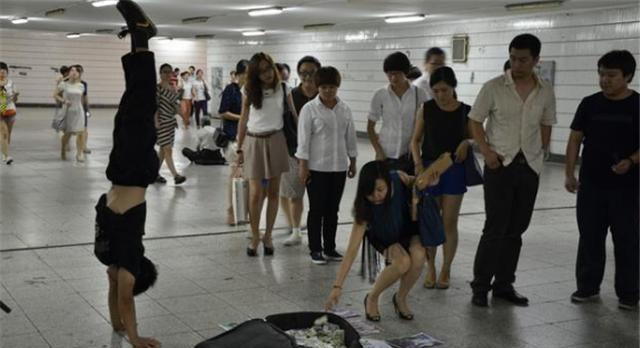 举重冠军邹春兰,为什么会沦落成澡堂搓澡工?她现状如何?