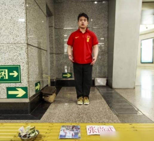 举重冠军沦落街头_沦落成搓澡的举重冠军_举重冠军去搓澡