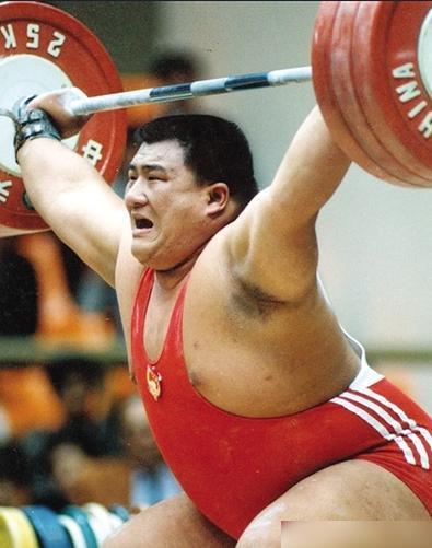 举重冠军沦落街头_举重冠军去搓澡_沦落成搓澡的举重冠军