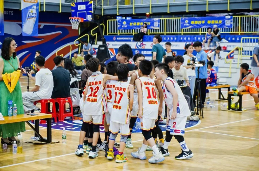 蓝球判罚手势_篮球裁判手势违例_篮球裁判手势连罚规则视频