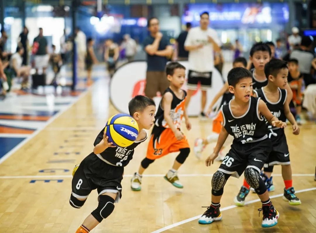 蓝球判罚手势_篮球裁判手势违例_篮球裁判手势连罚规则视频